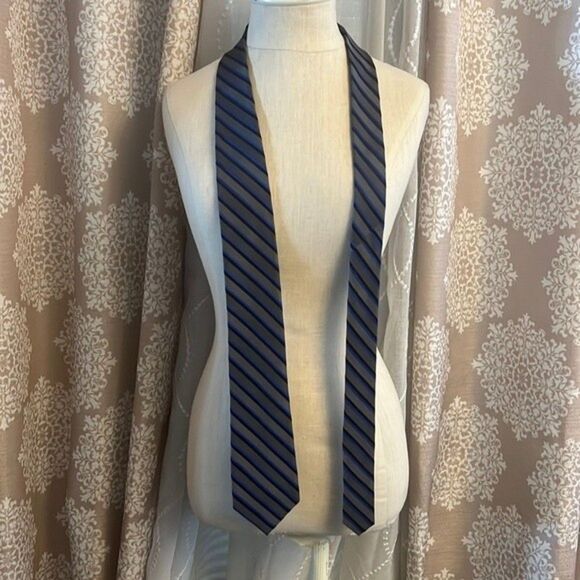 EUC CALVIN KLEIN MENS 100% silk STRIPED TIE - Picture 1 of 2